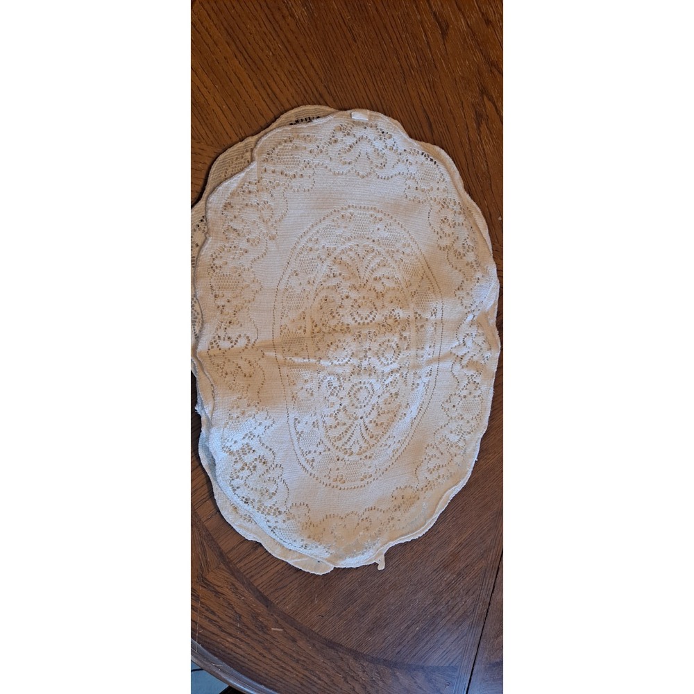 12 Quaker Lace oval placemats cotton poly blend